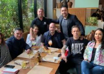 Luis Maida celebra seu aniversário em almoço com amigos.